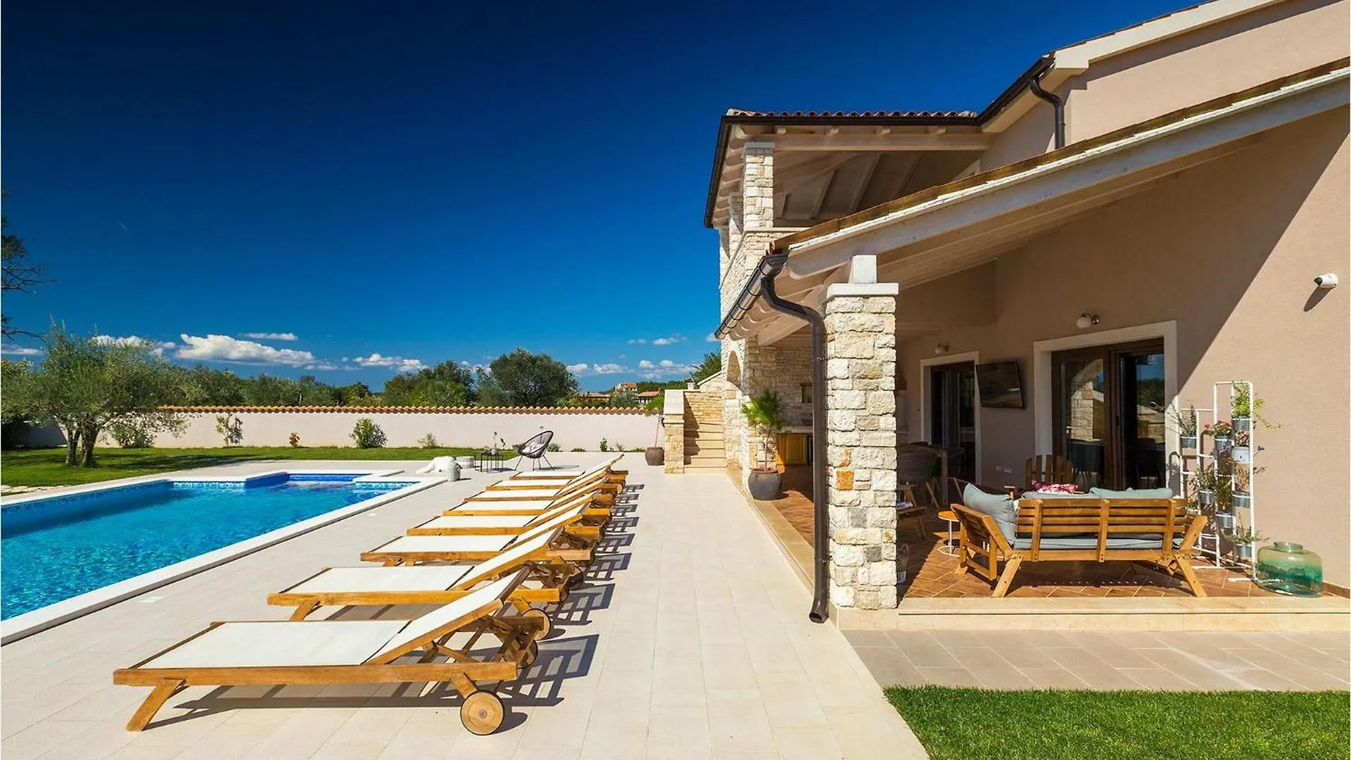 Villa Campi Pola 0*,  Croazia